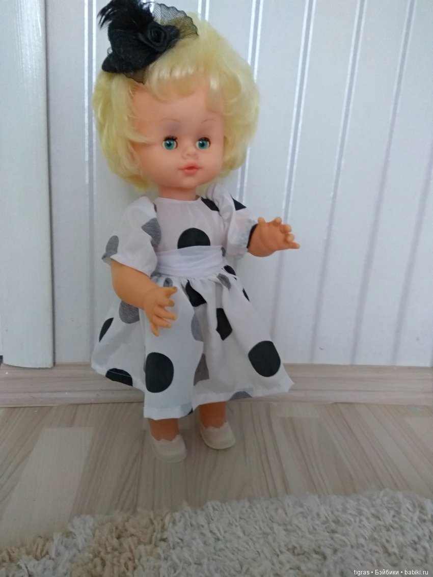это моя малышка,очень похожа на вашу,но блондиночка!!!она живёт в моей кукольной семье и очень меня радует своим добрым лицом!!!она очень добрая девчёнка!!!!