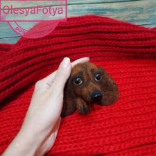 Брошь такса и чишка в шапочке