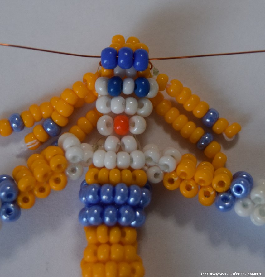 Кепка. На лобный ряд прогоняем проволоку и плетём 3 синих, второй ряд 5 синих