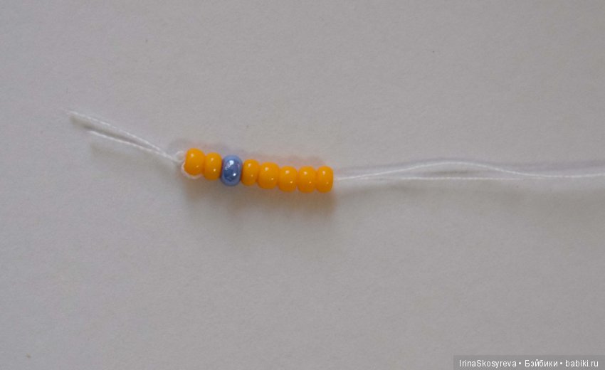 На нить одеваем нужное количество бусинок для пряди волос