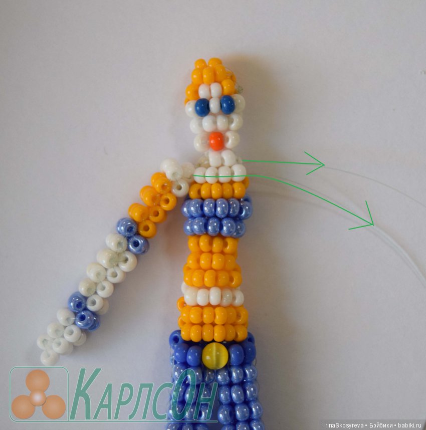 Концами лески пробегаем через белые бусинки. Стягиваем. Аналогично продолжаем плести вторую ручку