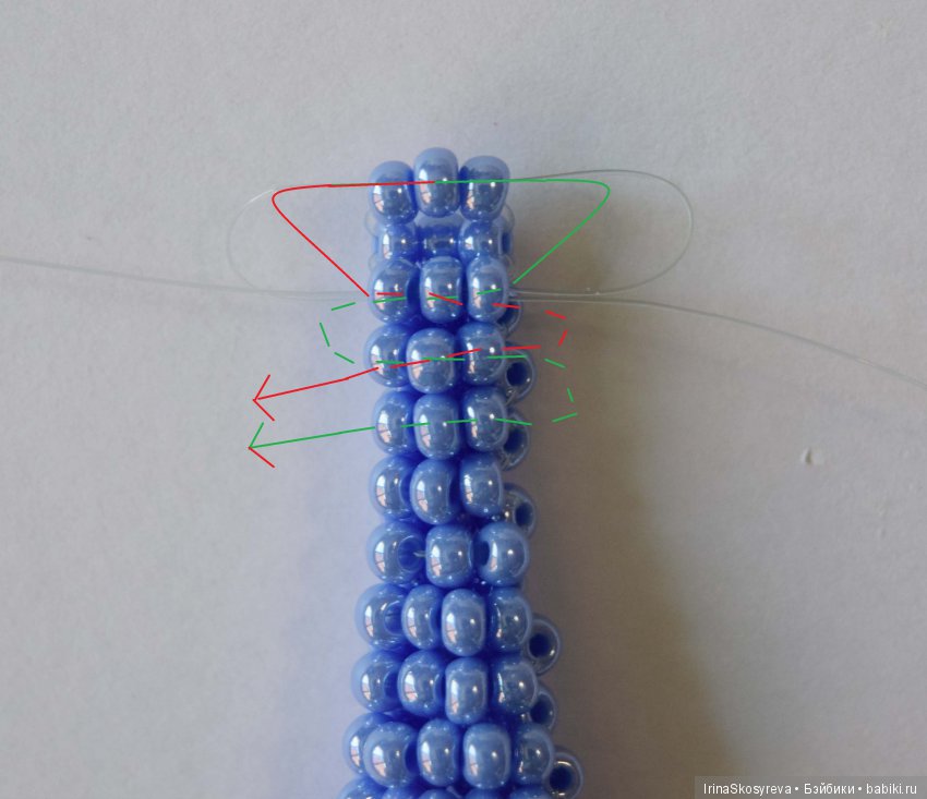 Аналогично плетём вторую ногу. После необходимо леску прогнать по рядам ниже и затянуть дубовым узлом