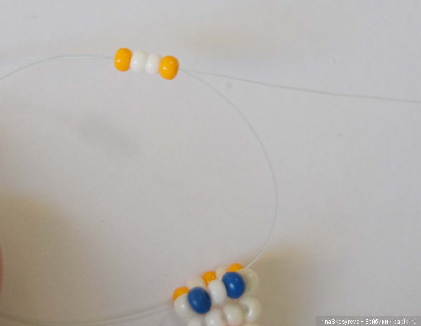 1 жёлтая, 1 белая, 1 жёлтая, 1 белая, 1 жёлтая.Следующий ряд:1 жёлтая, 2 белых, 1 жёлтая