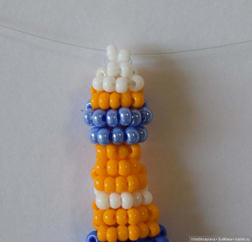 Далее 2 ряда по 4 белых бусинки, 2 ряда по 2 бусинки