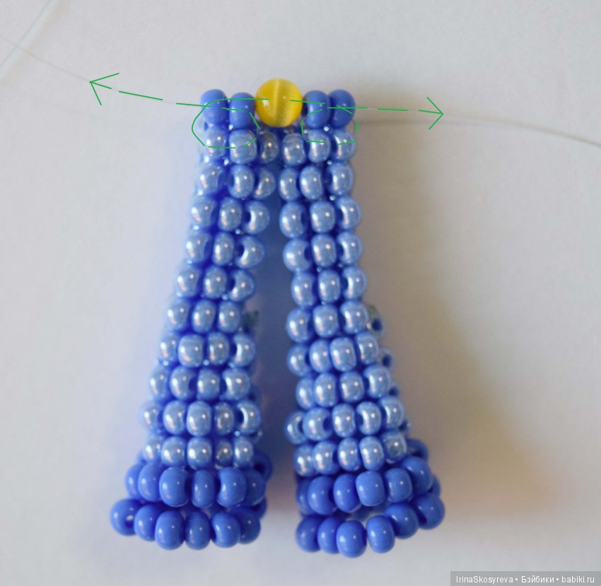 Набираем 2 синих, 1 желтая, 2 синих.Для того чтобы пояс не болтался леской можно пробежаться по крайним бусинкам