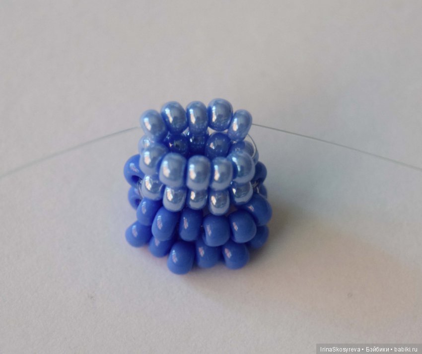 Далее 4 ряда по 5 бусинок. Стягиваем