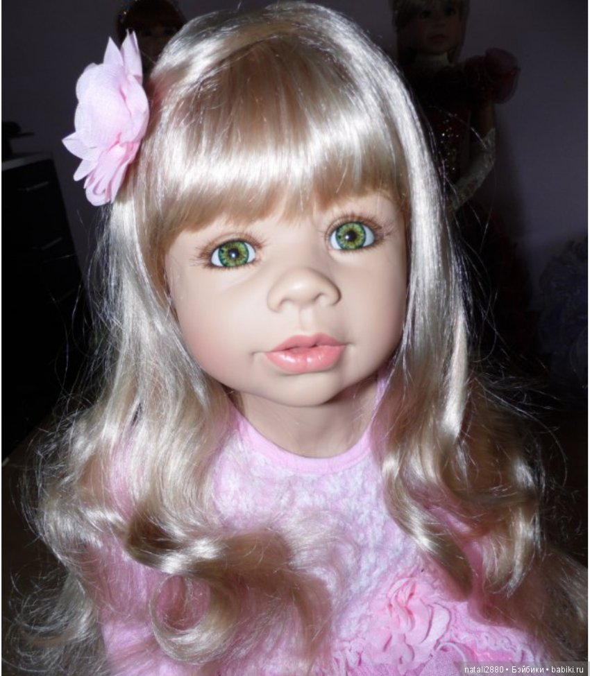 Здесь тоже видно,что разные глаза.Фото в поисковике нашла.