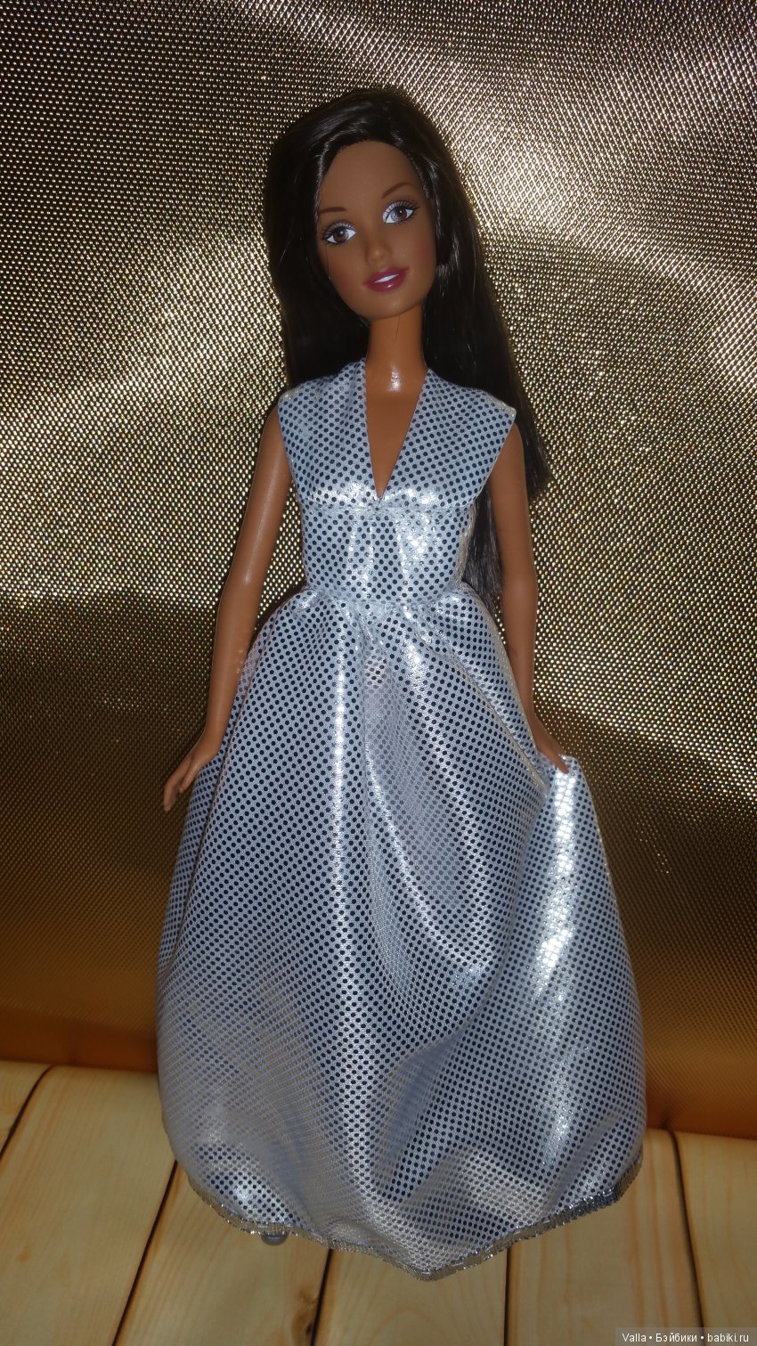 Орли позирует в платье. За кадром