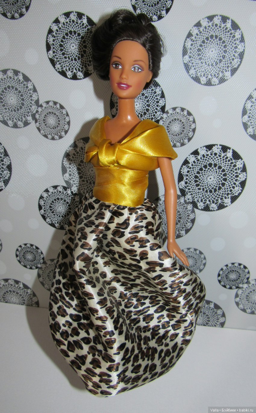 Орли позирует в платье. За кадром