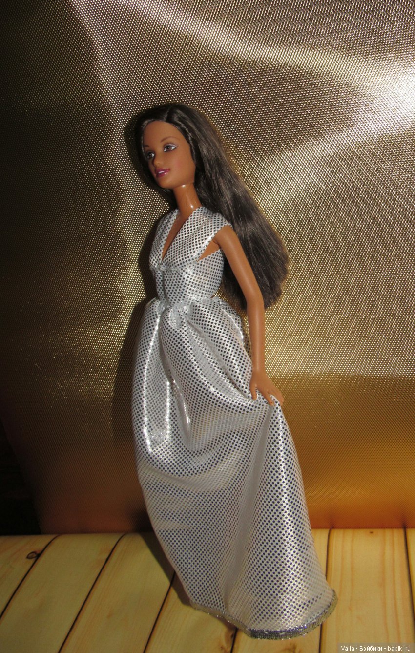 Орли позирует в платье. За кадром