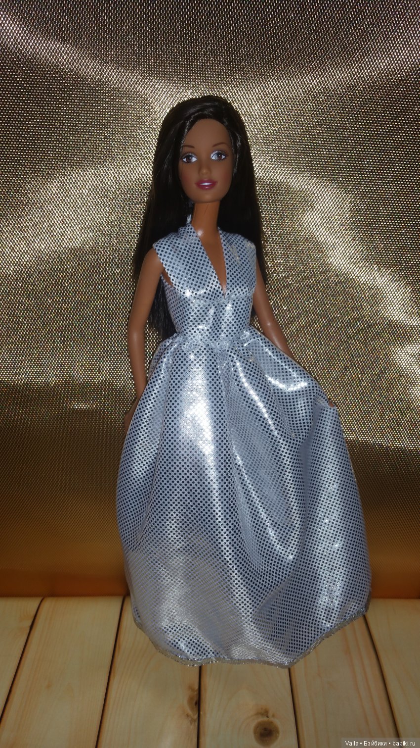 Орли позирует в платье. За кадром