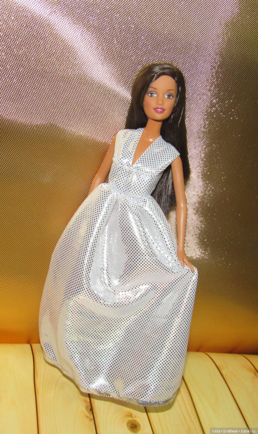 Орли позирует в платье. За кадром