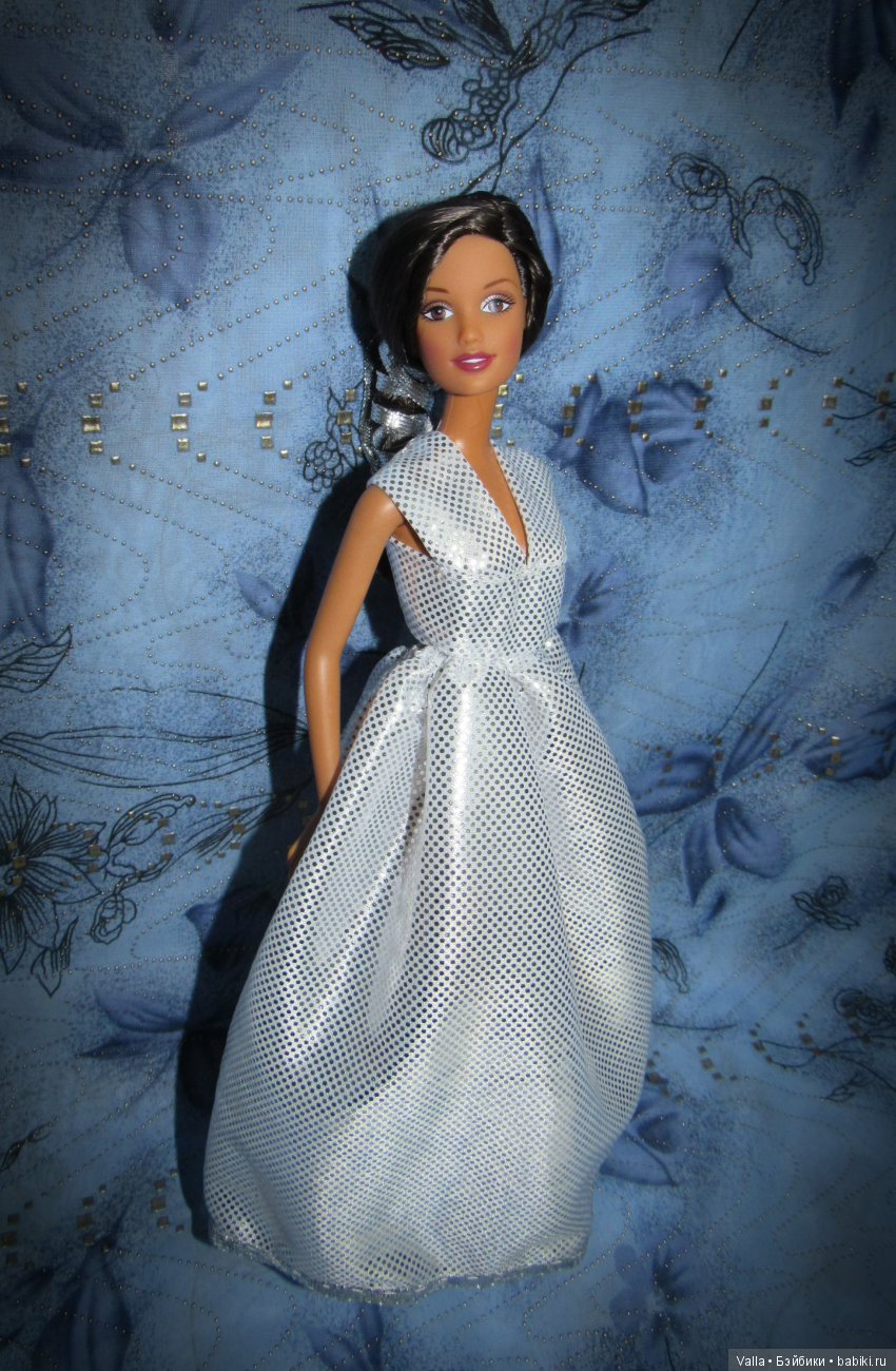 Орли позирует в платье. За кадром