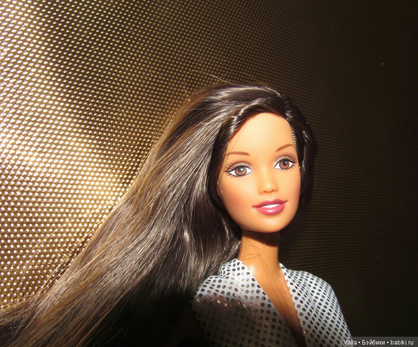 Орли позирует в платье. За кадром