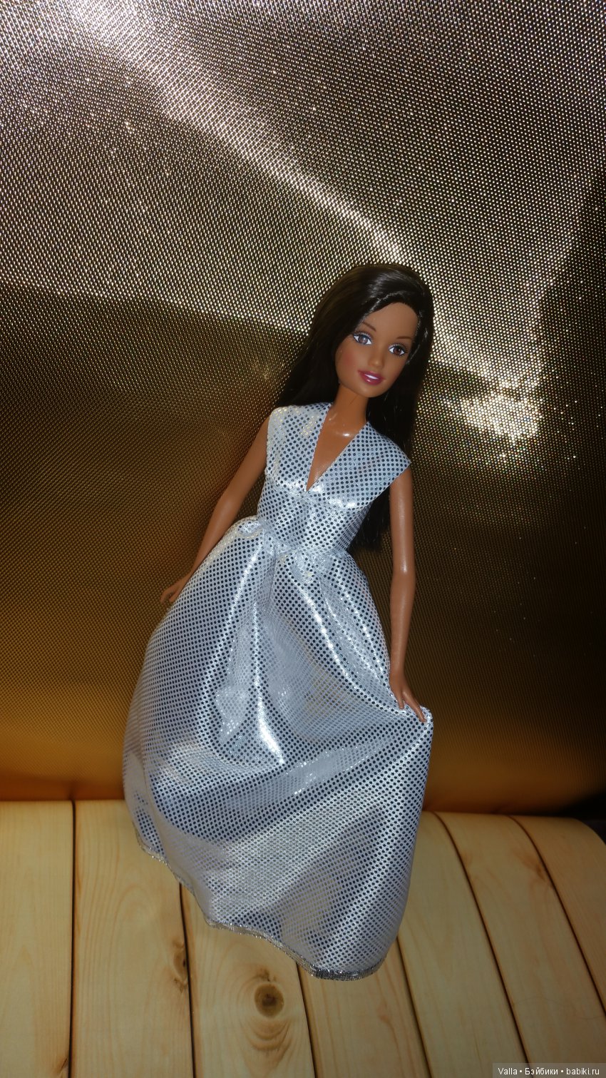 Орли позирует в платье. За кадром