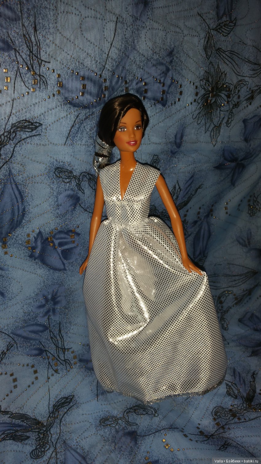 Орли позирует в платье. За кадром