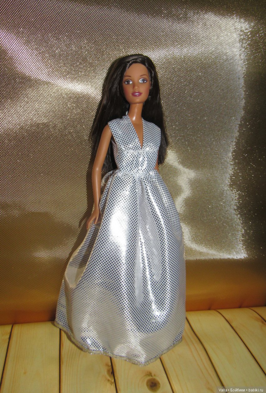 Орли позирует в платье. За кадром