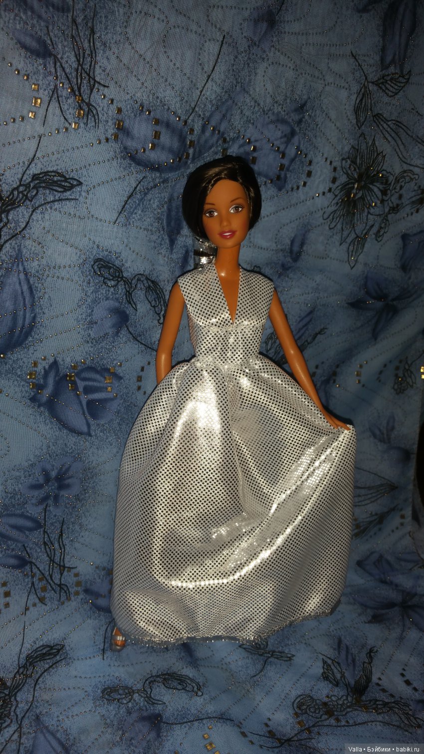 Орли позирует в платье. За кадром