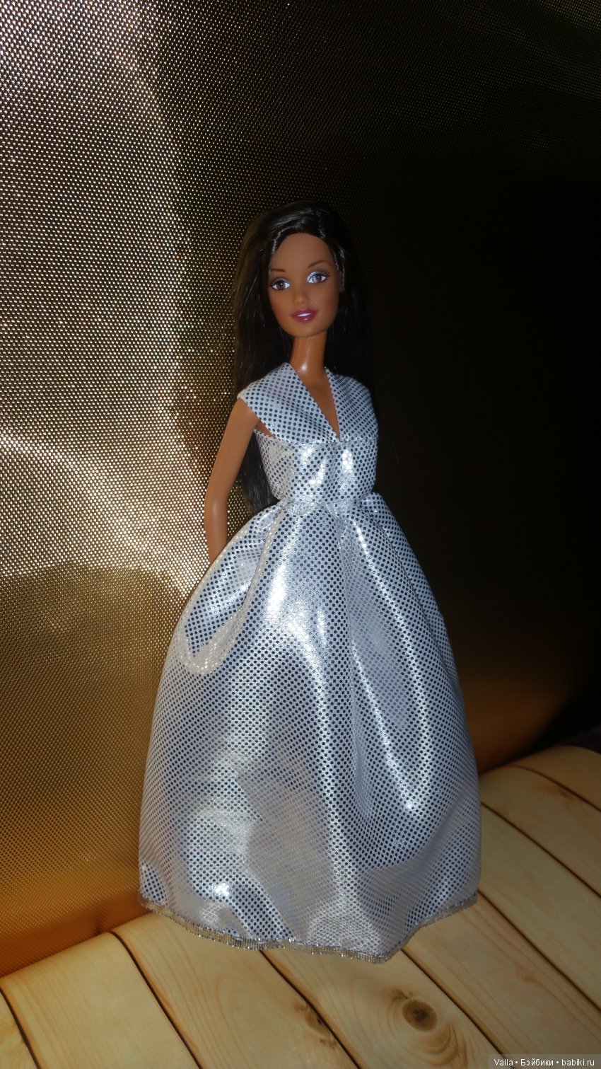 Орли позирует в платье. За кадром