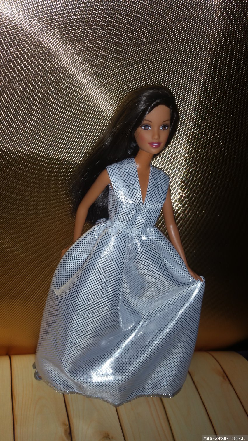 Орли позирует в платье. За кадром