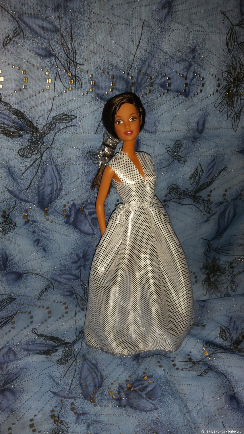 Орли позирует в платье. За кадром