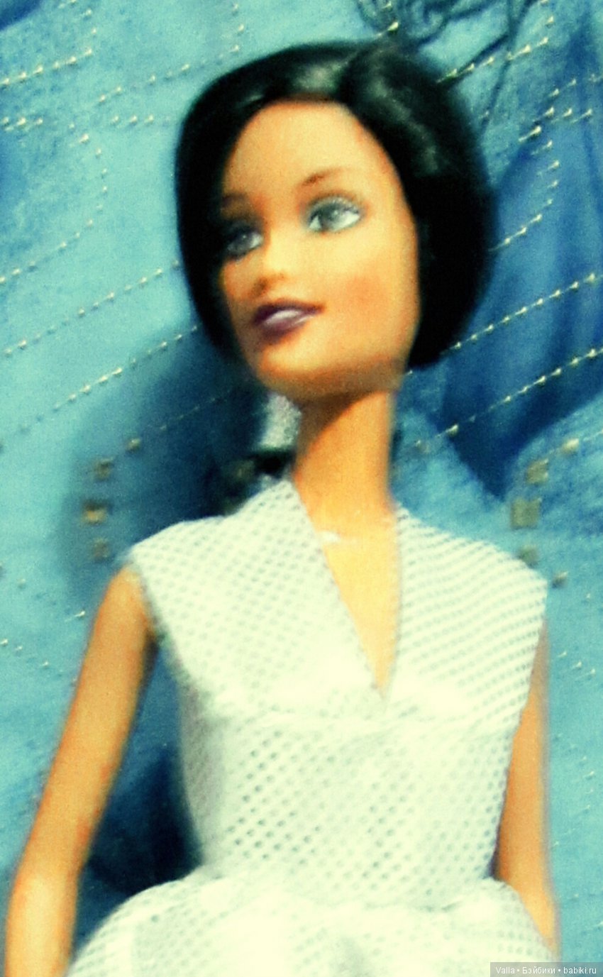 Орли позирует в платье. За кадром