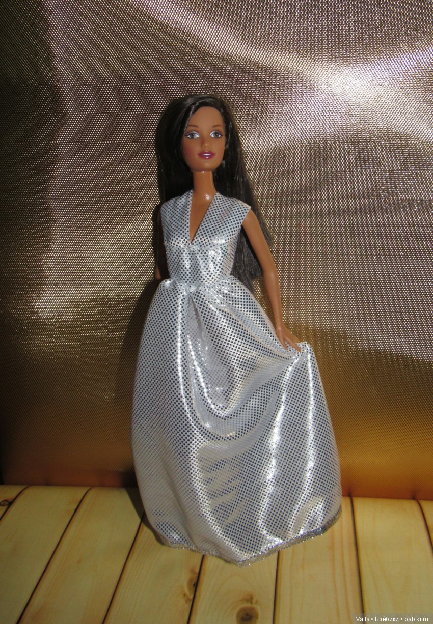 Орли позирует в платье. За кадром