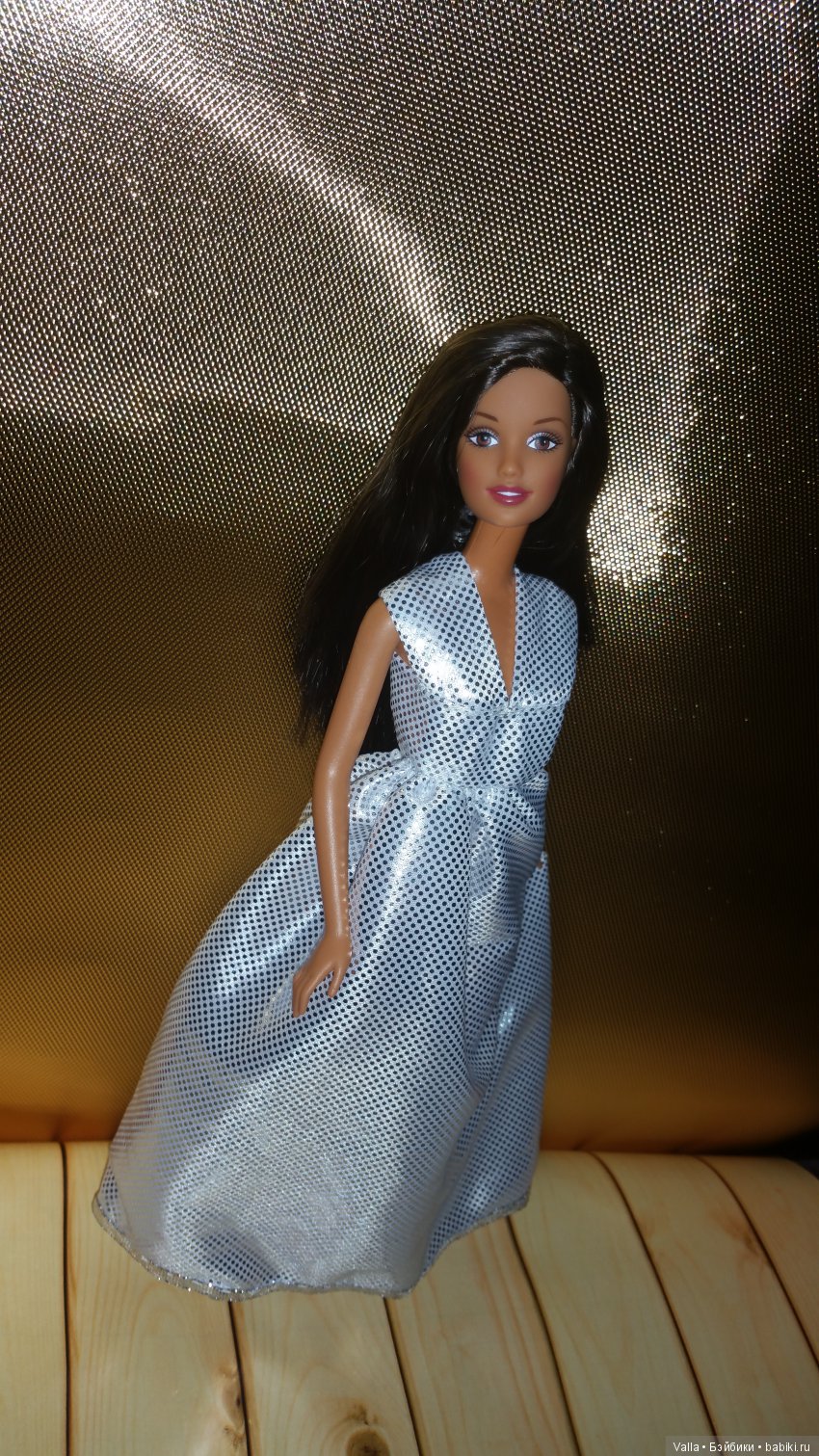 Орли позирует в платье. За кадром