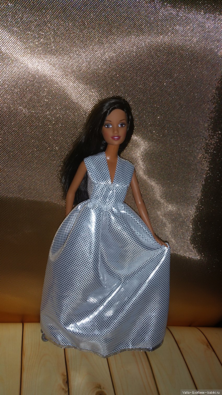 Орли позирует в платье. За кадром