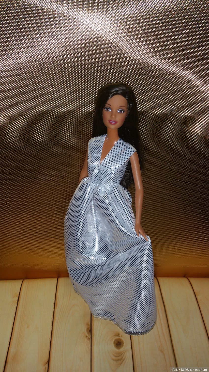 Орли позирует в платье. За кадром