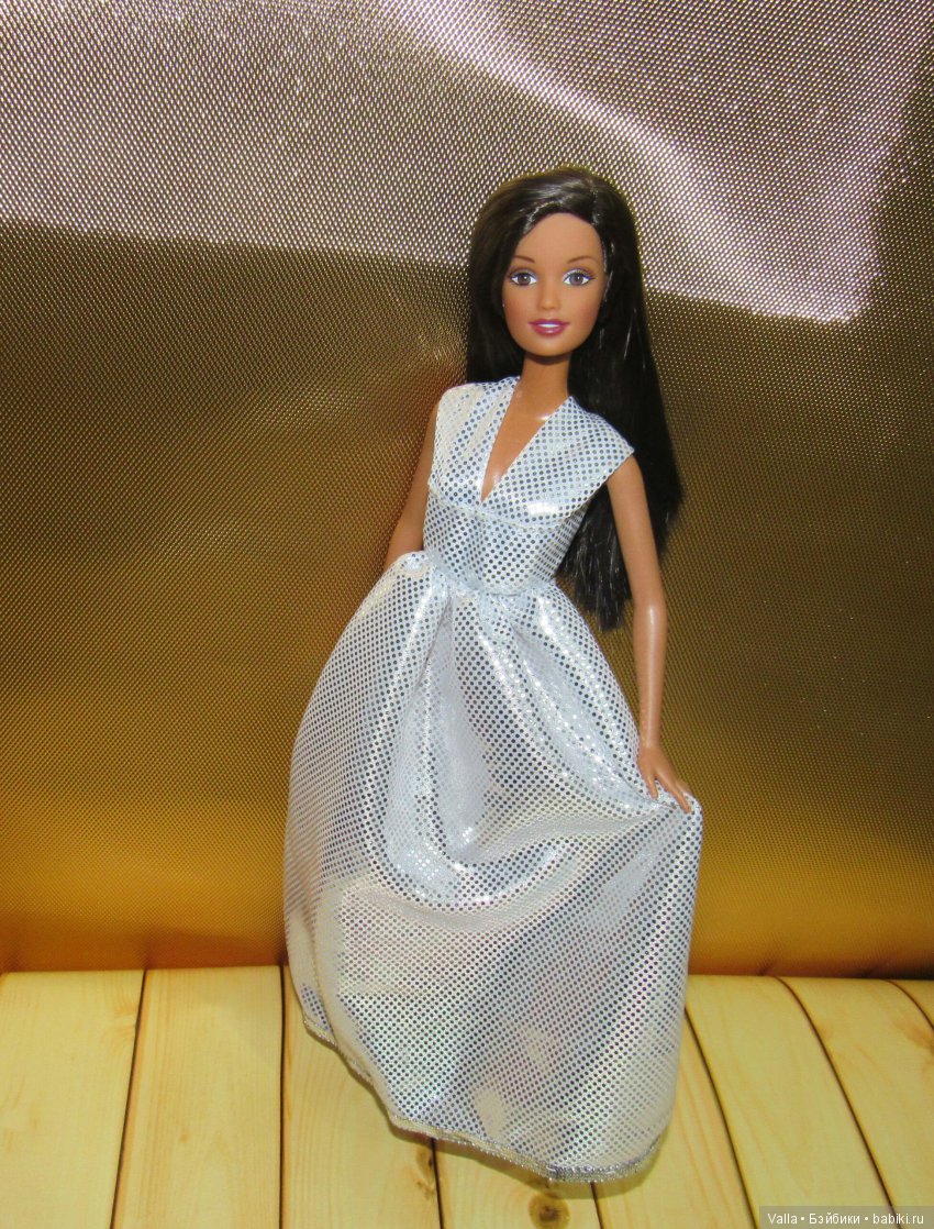 Орли позирует в платье. За кадром