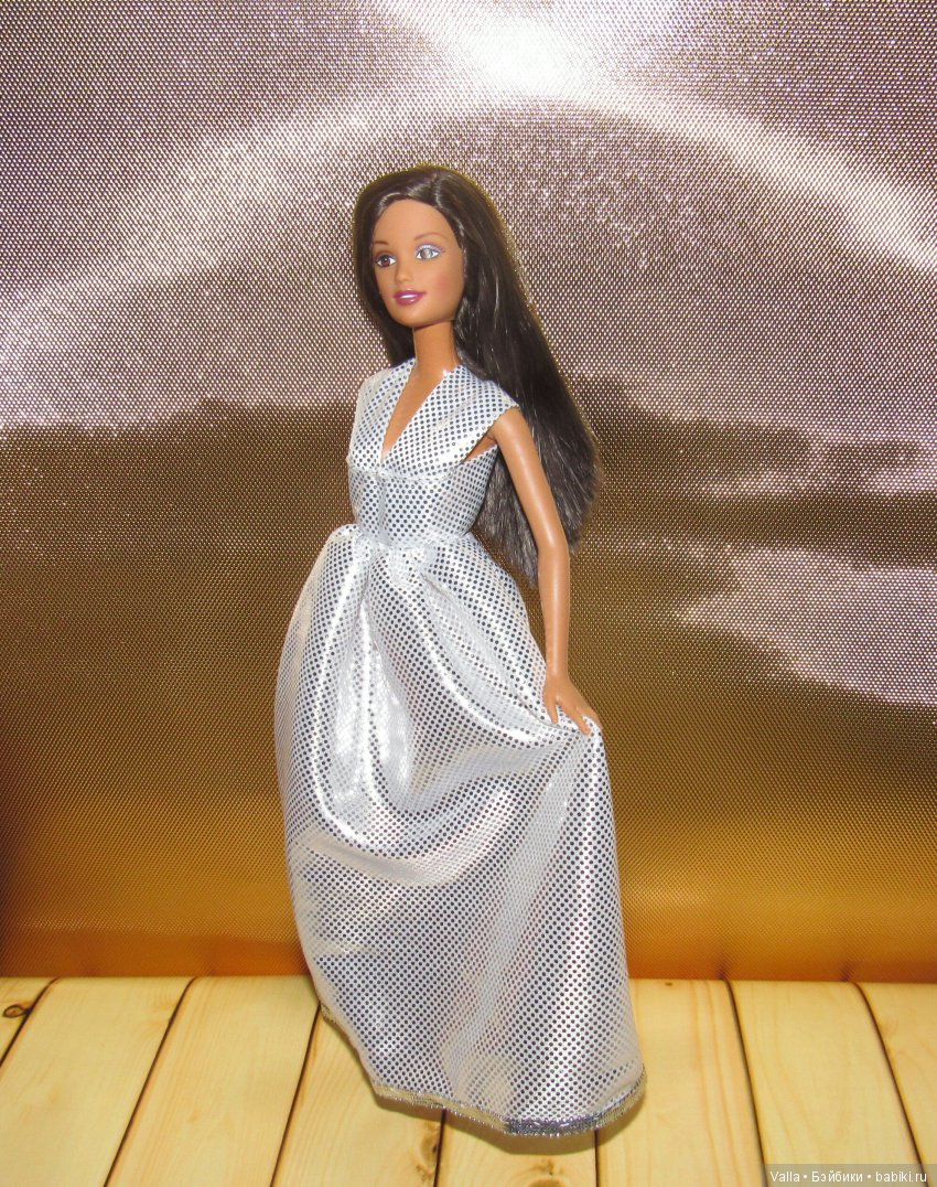 Орли позирует в платье. За кадром