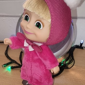 Маша смеётся и передаёт привет из Испании