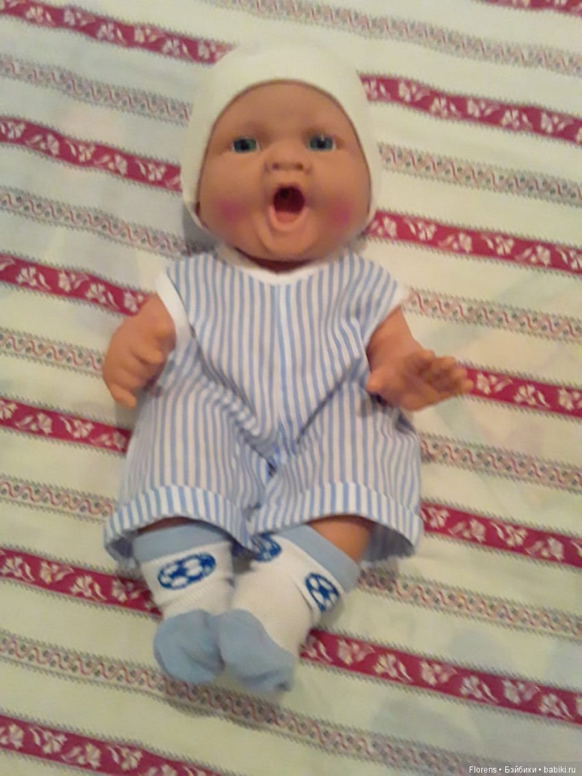 Привет от родственника! Пупс китайский. Я его привозила дочке из Манчьжурии в 1998 году. И был он что-то совсем не дешевый. Восторг ребенка было не передать))) Сейчас дочке 25 лет. А малыш так и живет у нее)) Приодетый парень, живет в корзинке из Фикс Прайса. Там у него и одеялко есть)