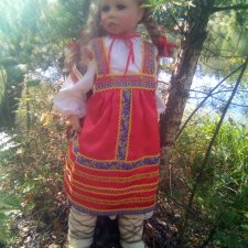 Прощается лето, целует цветы, Не скоро букеты удастся сплести. Последний день августа жаркий такой
