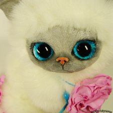 Котенок Василиска в розах