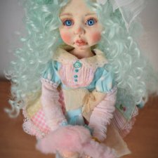 Мисселина - девочка с бирюзовыми волосами.