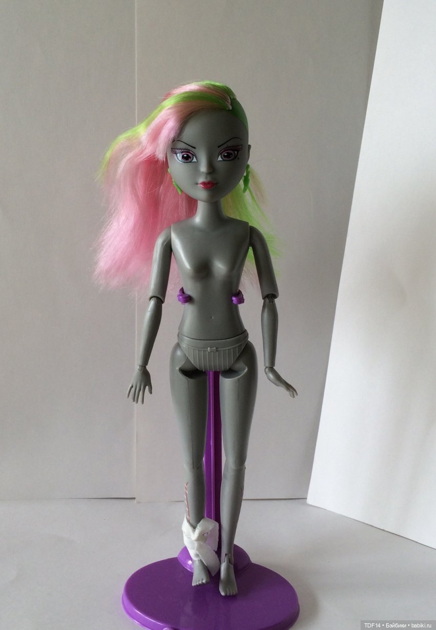 Распаковка (обзор) куклы "Зомбия" из серии "Сумерки" от Simba (фото 4)