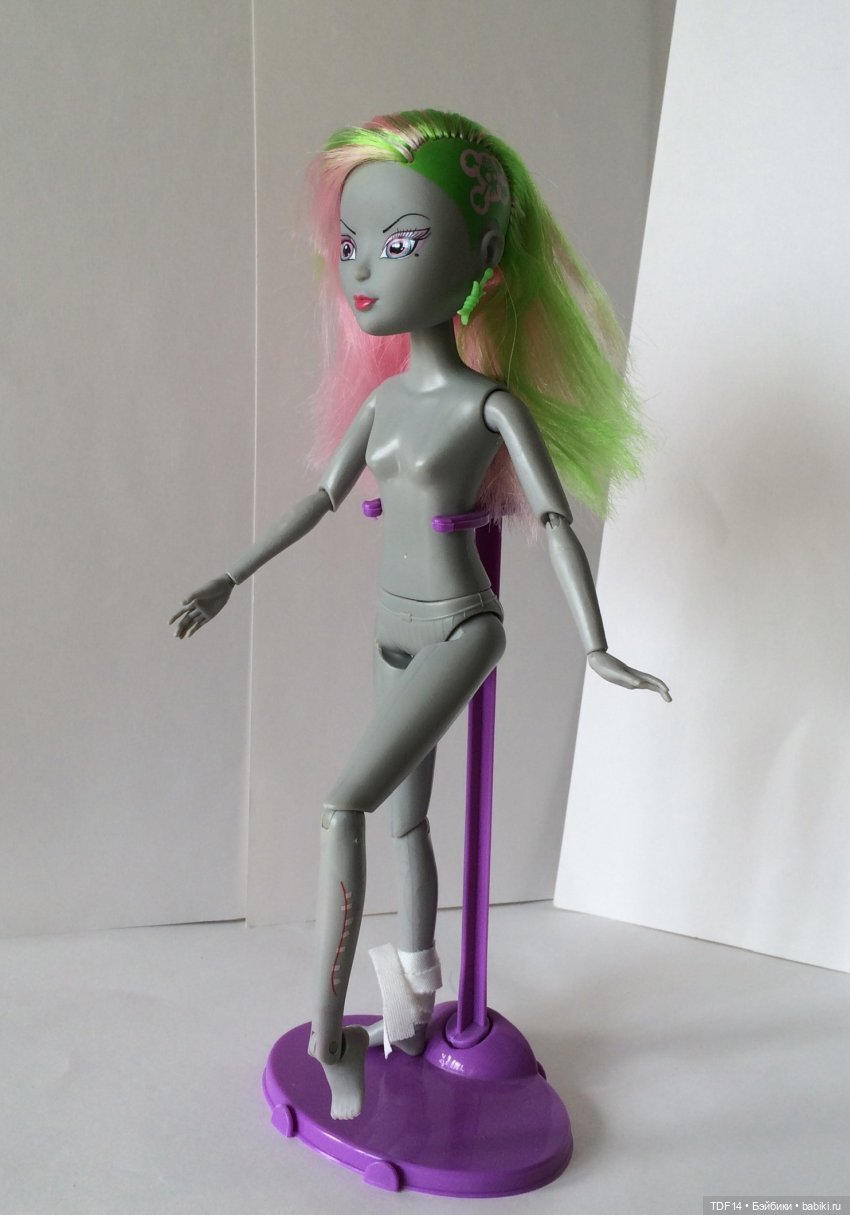 Распаковка (обзор) куклы "Зомбия" из серии "Сумерки" от Simba (фото 5)