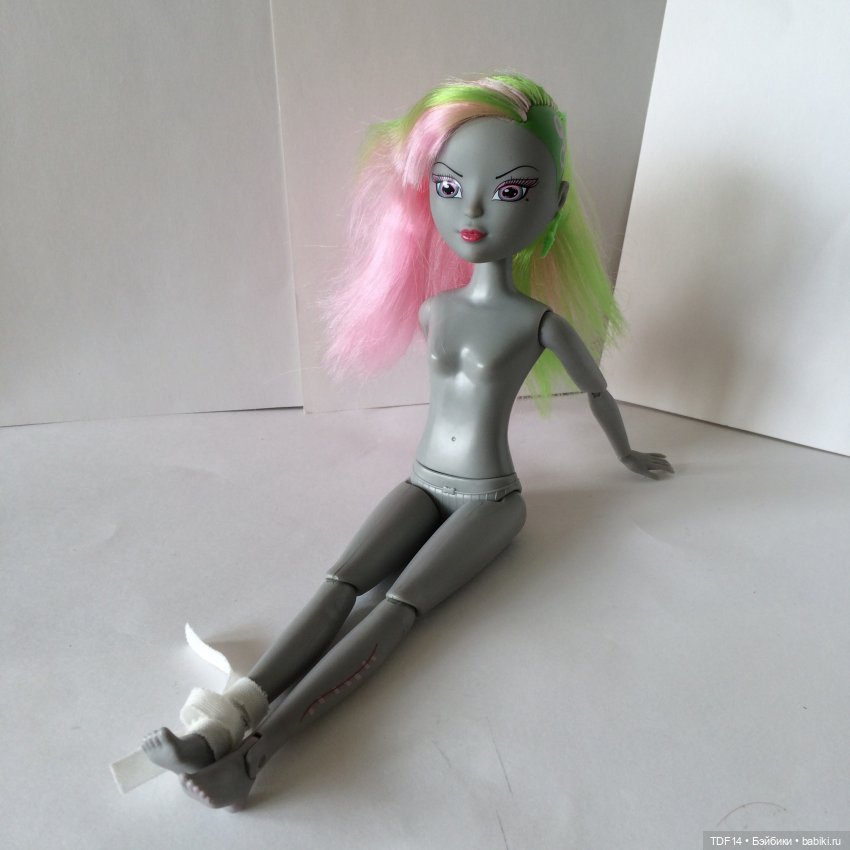 Распаковка (обзор) куклы "Зомбия" из серии "Сумерки" от Simba (фото 6)