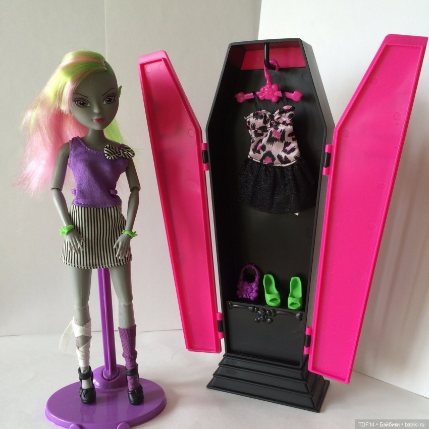 Распаковка (обзор) куклы "Зомбия" из серии "Сумерки" от Simba (фото 3)