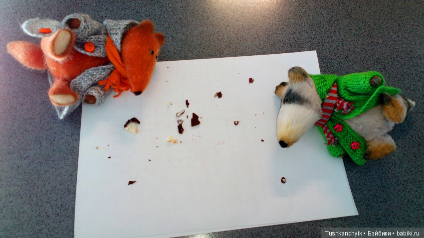 Домино и Томас. На работе