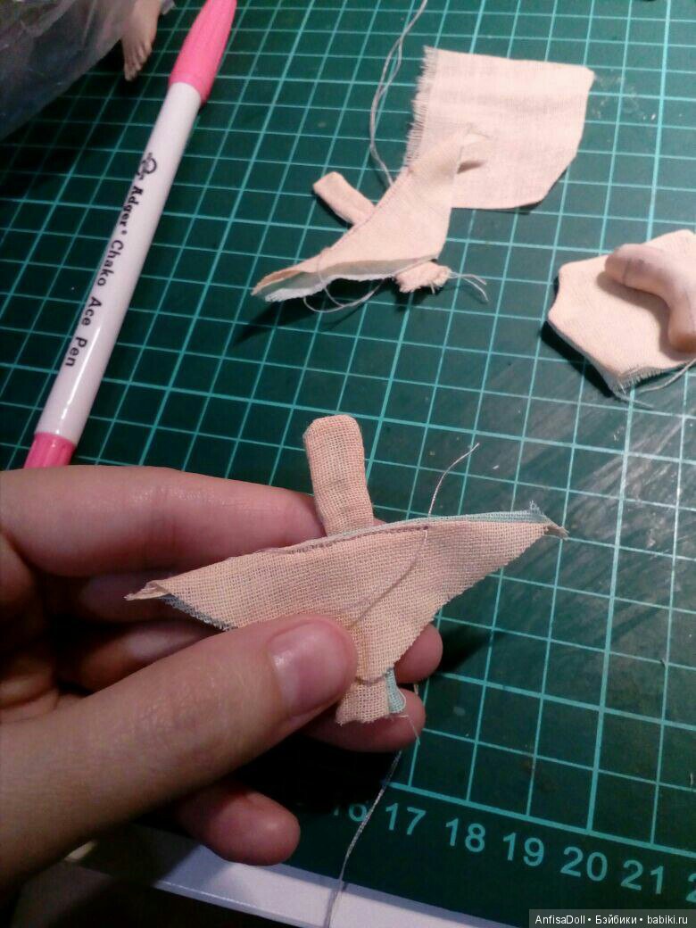 Пришиваем и отрезаем лишнее, со стороны изнанки, будущего носка.