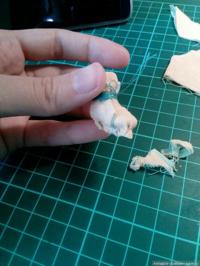 Отрезаем излишки, но не сильно много, оставляя миллиметра 3-4