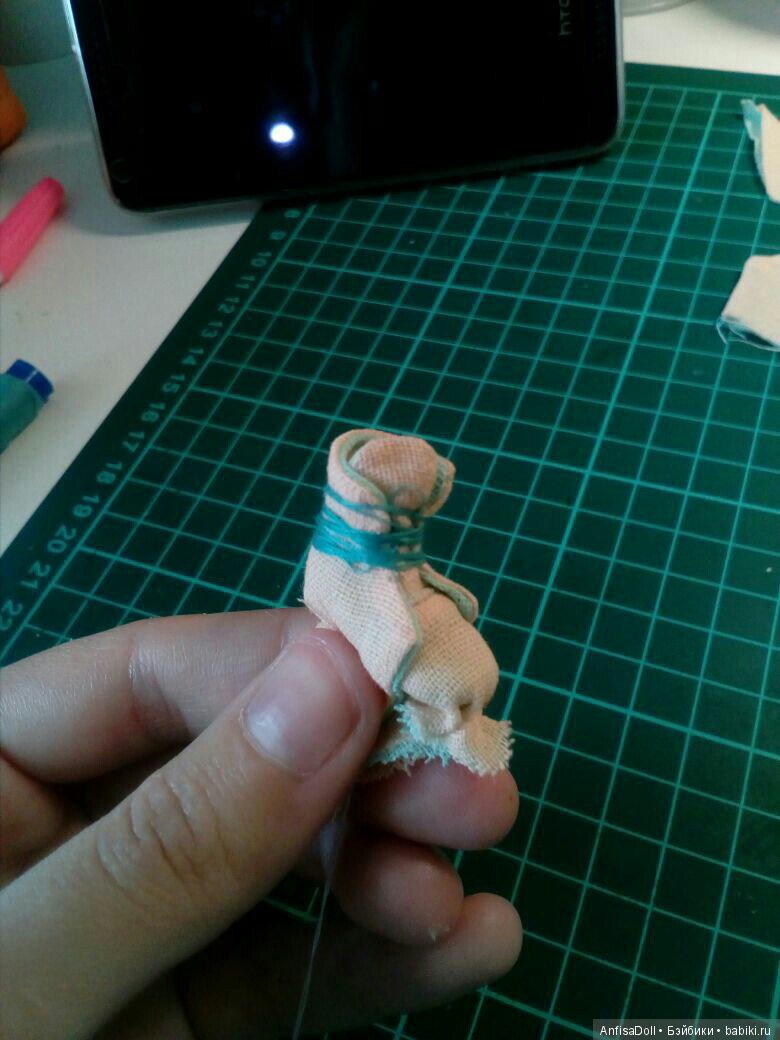 Заднюю часть тоже натягиваем, фиксируем ниткой.