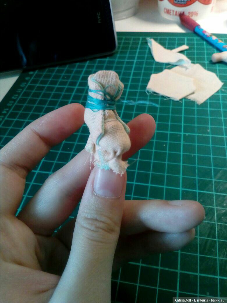 Прошиваем все снизу, хорошо. Выкройка должна хорошо сидеть на болванке.