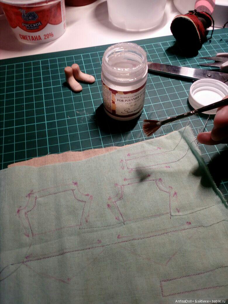 наносим акриловый клей или пва, разбавленный, по краям выкройки