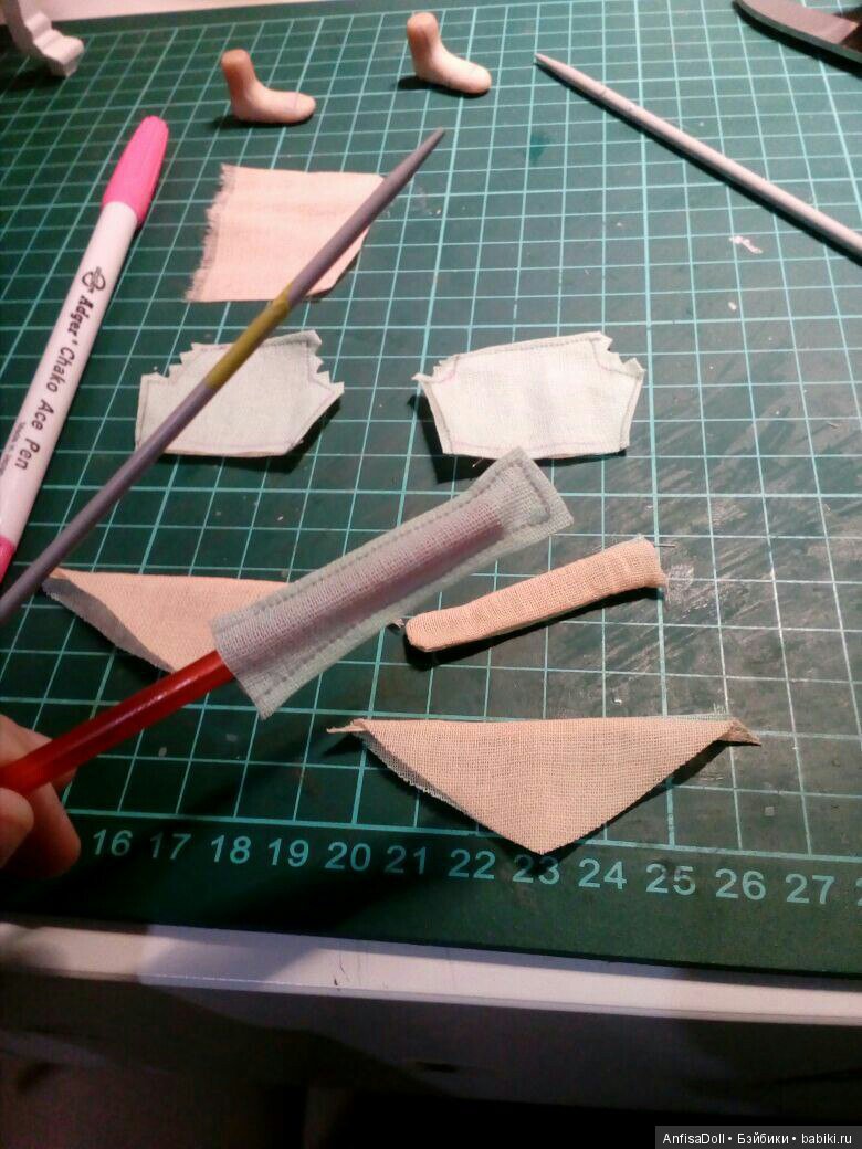 Язычок удобно переворачивать с помощью трубочки)