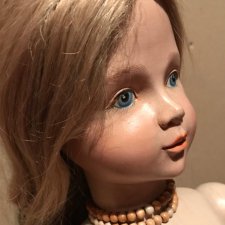 Деревянная неизвестная кукла