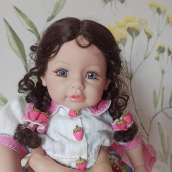 Кукла Adora клубничка